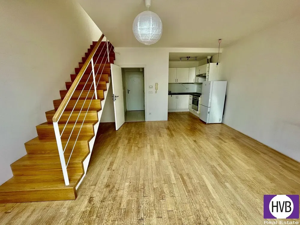 Küche; küchengeräte, holzboden, tageslicht, moderner stil