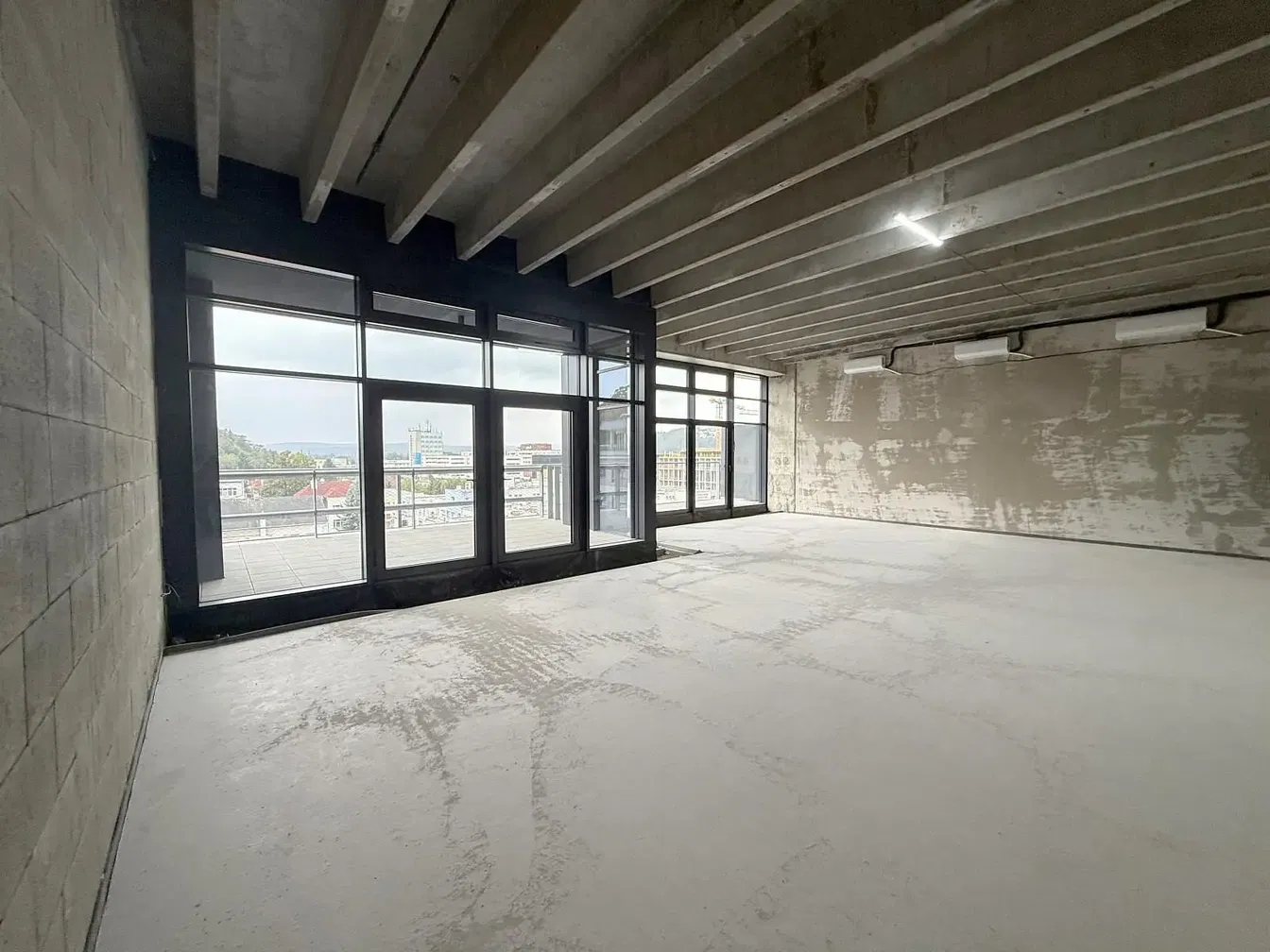 Хол; дървен под, естествена светлина, модерен стил