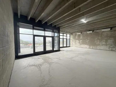 Хол; дървен под, естествена светлина, модерен стил