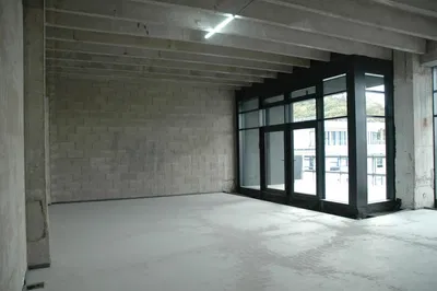 Кухня; кухненски уреди, дървен под, естествена светлина, модерен стил