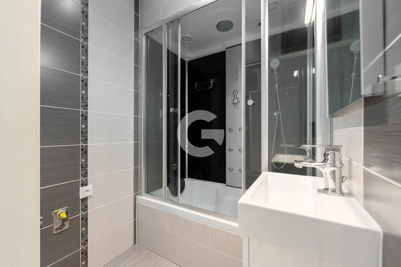 Living room; wood floor, natural light, modern style