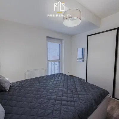 Кухня; кухненски уреди, дървен под, естествена светлина, модерен стил