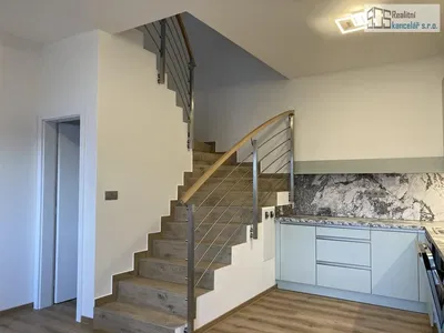 Хол; дървен под, естествена светлина, модерен стил