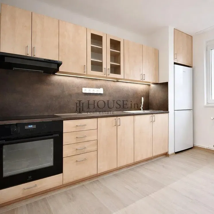 Кухня; кухненски уреди, дървен под, естествена светлина, модерен стил