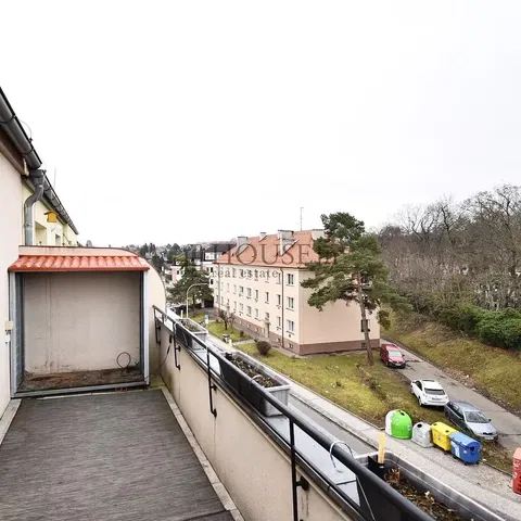 Кухня; кухненски уреди, дървен под, естествена светлина, модерен стил