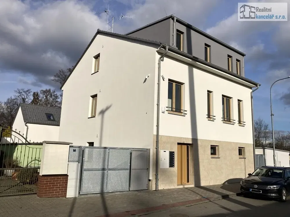 Кухня; кухненски уреди, дървен под, естествена светлина, модерен стил