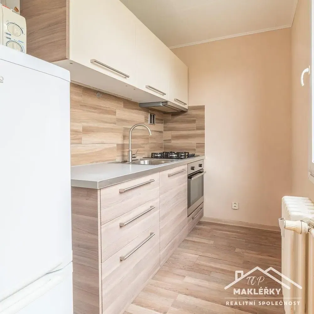 Mutfak; mutfak aletleri, ahşap zemin, doğal ışık, modern stil