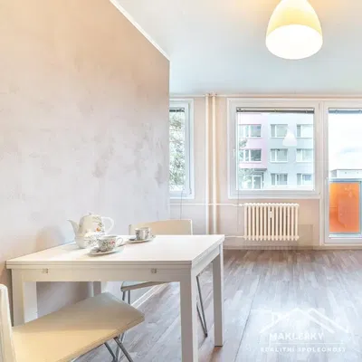 Mutfak; mutfak aletleri, ahşap zemin, doğal ışık, modern stil