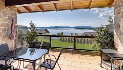 Cucina; elettrodomestici, pavimento in legno, luce naturale, stile moderno