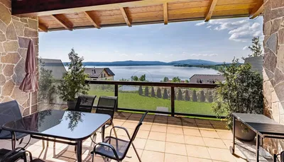 Mutfak; mutfak aletleri, ahşap zemin, doğal ışık, modern stil