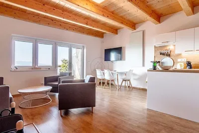 Kuchyně; kuchyňské spotřebiče, dřevěná podlaha, přirozené světlo, moderní styl