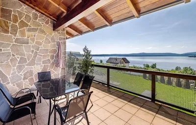 Kuchyně; kuchyňské spotřebiče, dřevěná podlaha, přirozené světlo, moderní styl