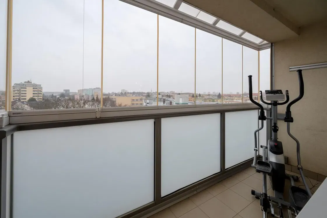 Woonkamer; houten vloer, natuurlijk licht, moderne stijl