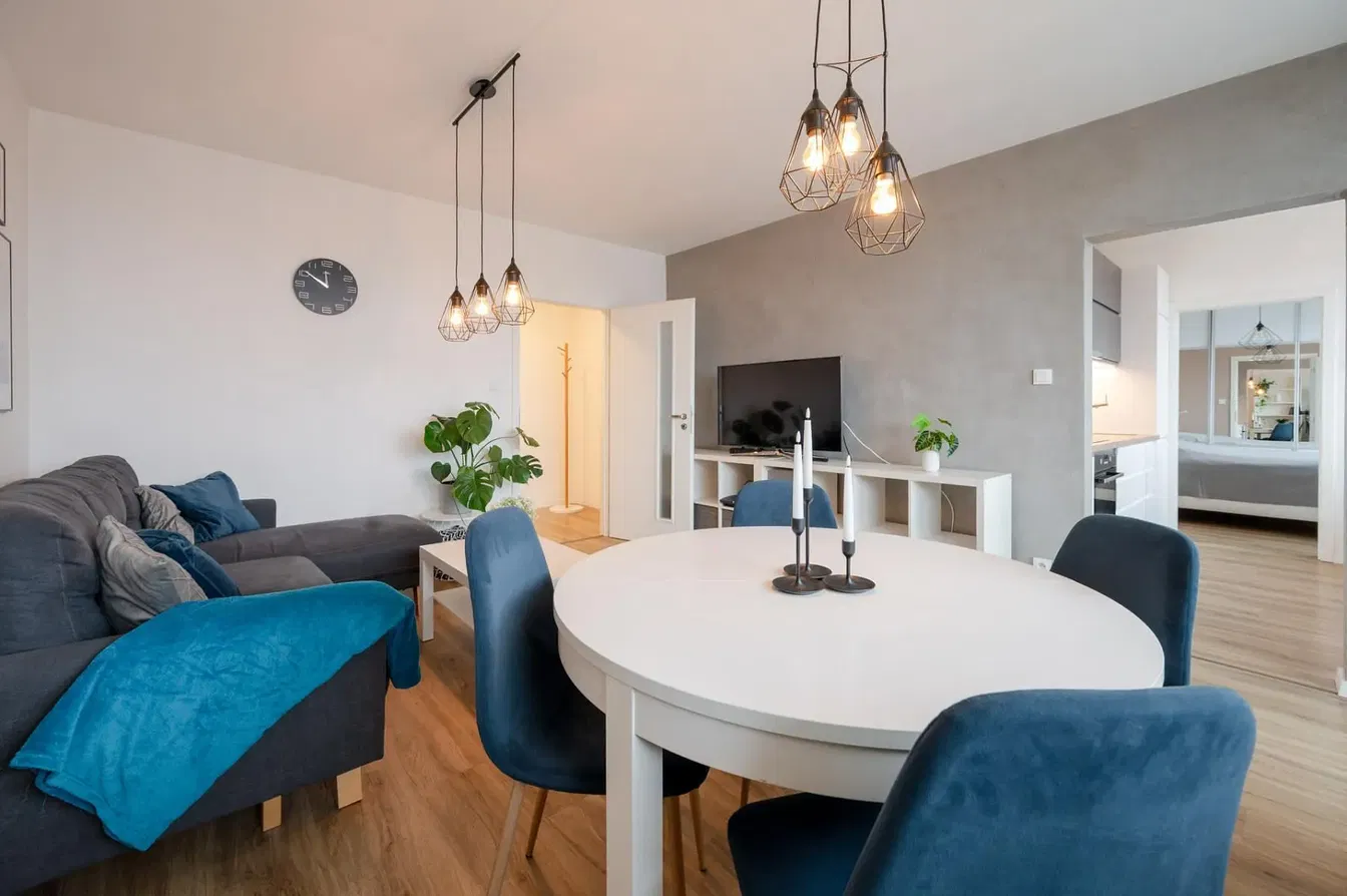 Keuken; keukenapparatuur, houten vloer, natuurlijk licht, moderne stijl