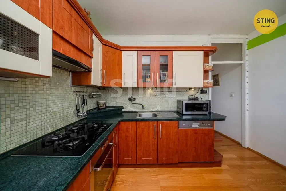 Σαλόνι; ξύλινο πάτωμα, φυσικό φως, μοντέρνο στυλ