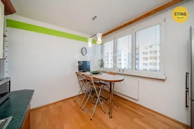 Κουζίνα; συσκευές κουζίνας, ξύλινο πάτωμα, φυσικό φως, μοντέρνο στυλ