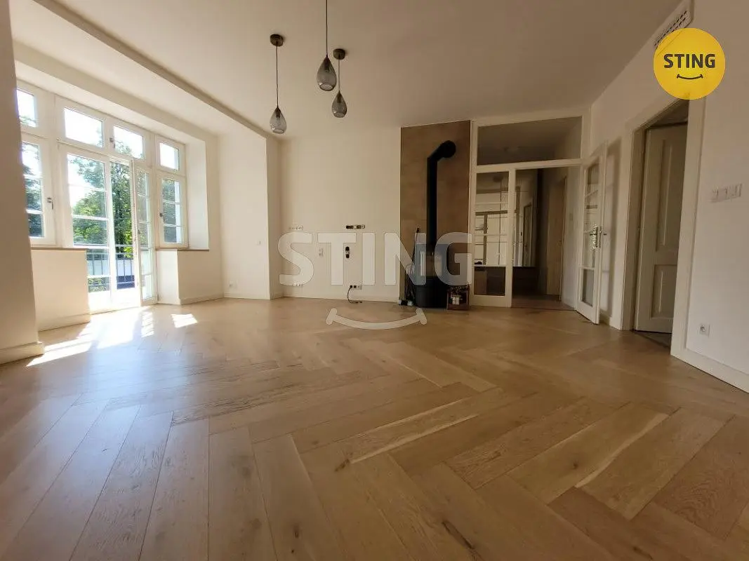 Küche; küchengeräte, holzboden, tageslicht, moderner stil