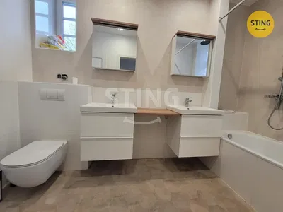 Wohnzimmer; holzboden, tageslicht, moderner stil, hohe decken