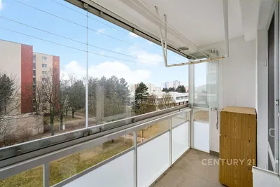 Кухня; кухненски уреди, дървен под, естествена светлина, модерен стил