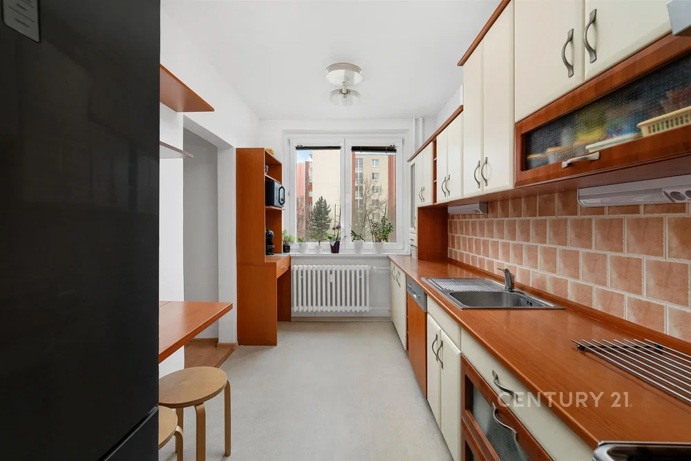 Kuhinja; kuhinjski aparati, drveni pod, prirodno svjetlo, moderni stil