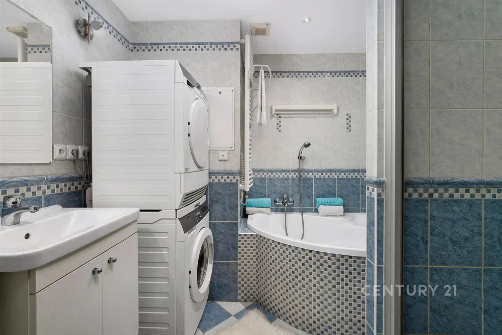 Kuhinja; kuhinjski aparati, drveni pod, prirodno svjetlo, moderni stil