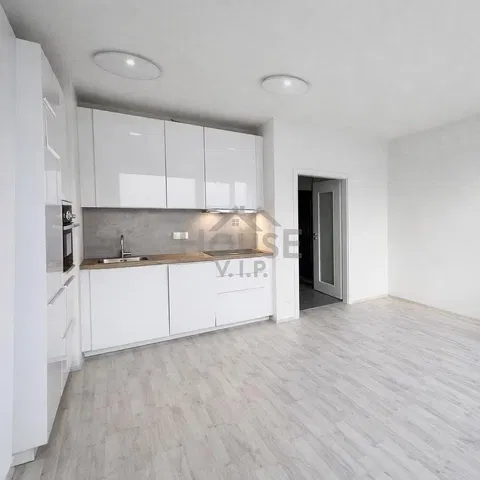 Кухня; кухненски уреди, дървен под, естествена светлина, модерен стил