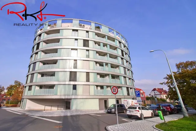 Хол; дървен под, естествена светлина, модерен стил