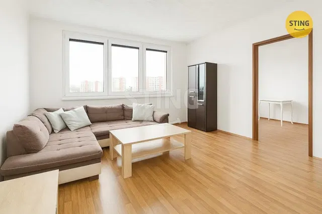 Кухня; кухненски уреди, дървен под, естествена светлина, модерен стил