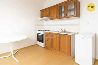 Хол; дървен под, естествена светлина, модерен стил