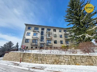 Cozinha; eletrodomésticos, chão de madeira, luz natural, estilo moderno