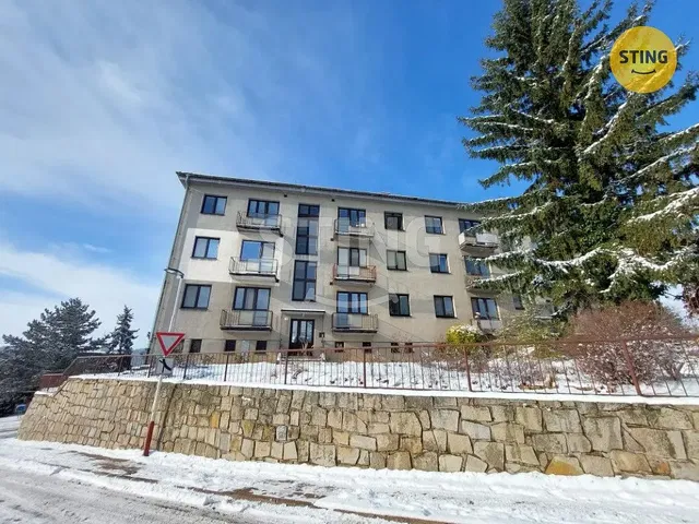 Cozinha; eletrodomésticos, chão de madeira, luz natural, estilo moderno