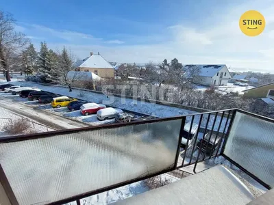 Cozinha; eletrodomésticos, chão de madeira, luz natural, estilo moderno