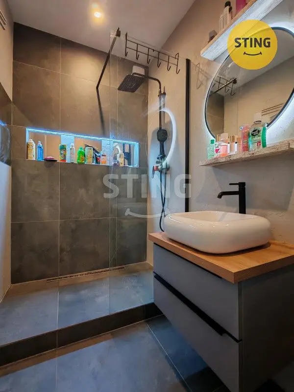 Хол; дървен под, естествена светлина, модерен стил