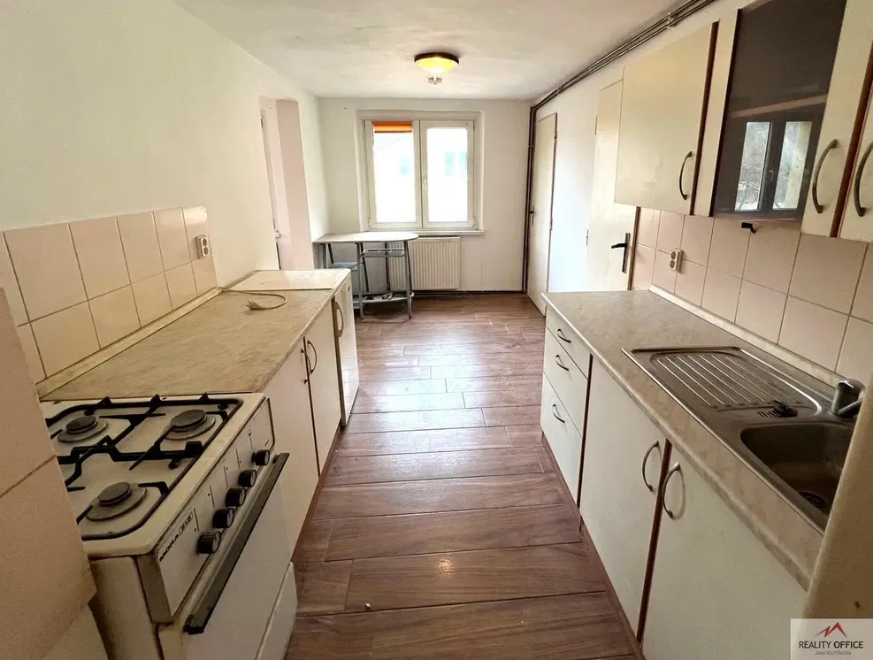 Кухня; кухненски уреди, дървен под, естествена светлина, модерен стил