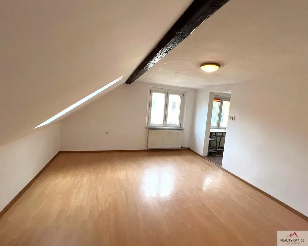 Кухня; кухненски уреди, дървен под, естествена светлина, модерен стил