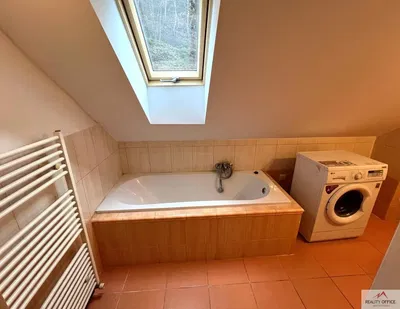 Кухня; кухненски уреди, дървен под, естествена светлина, модерен стил