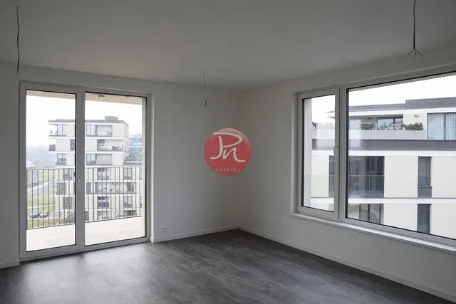 Woonkamer; houten vloer, natuurlijk licht, moderne stijl