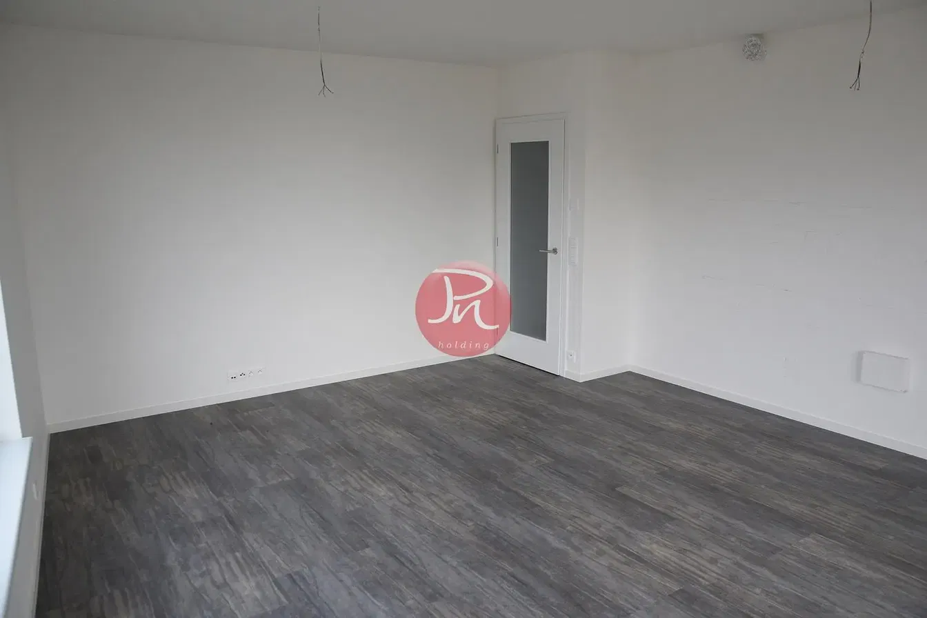 Küche; küchengeräte, holzboden, tageslicht, moderner stil