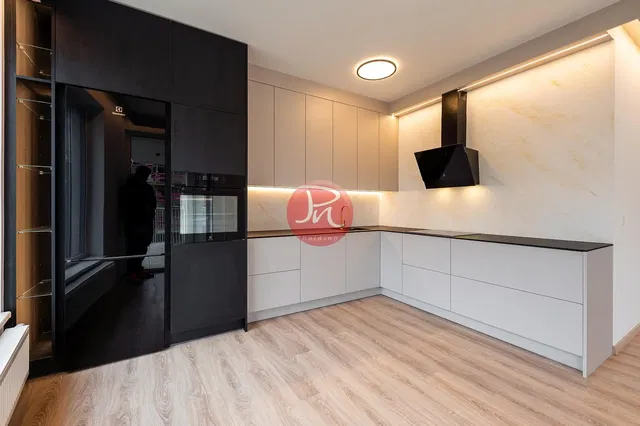 Küche; küchengeräte, holzboden, tageslicht, moderner stil