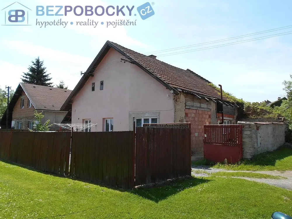 Хол; дървен под, естествена светлина, модерен стил