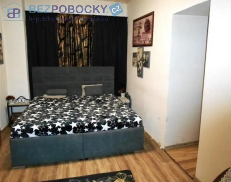 Кухня; кухненски уреди, дървен под, естествена светлина, модерен стил