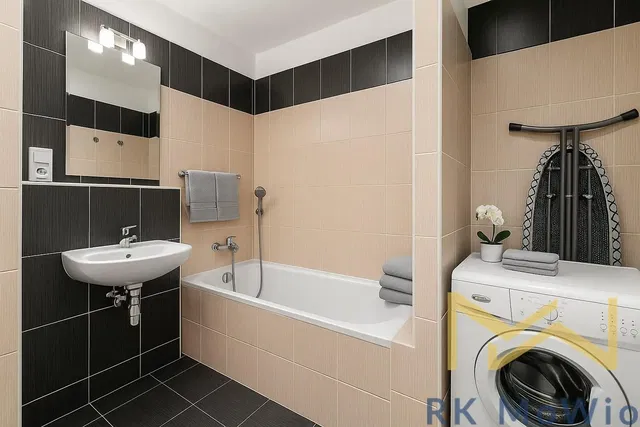 Wohnzimmer; holzboden, tageslicht, moderner stil, hohe decken