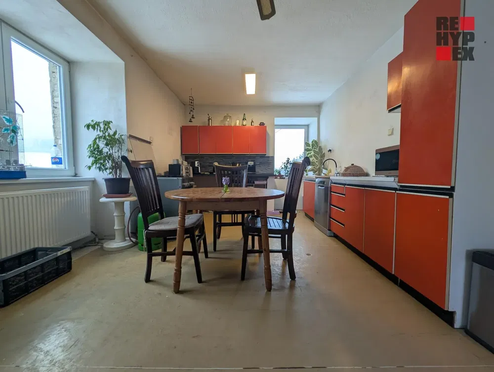 Cocina; electrodomésticos, suelo de madera, luz natural, estilo moderno