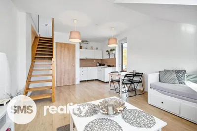 Κουζίνα; συσκευές κουζίνας, ξύλινο πάτωμα, φυσικό φως, μοντέρνο στυλ