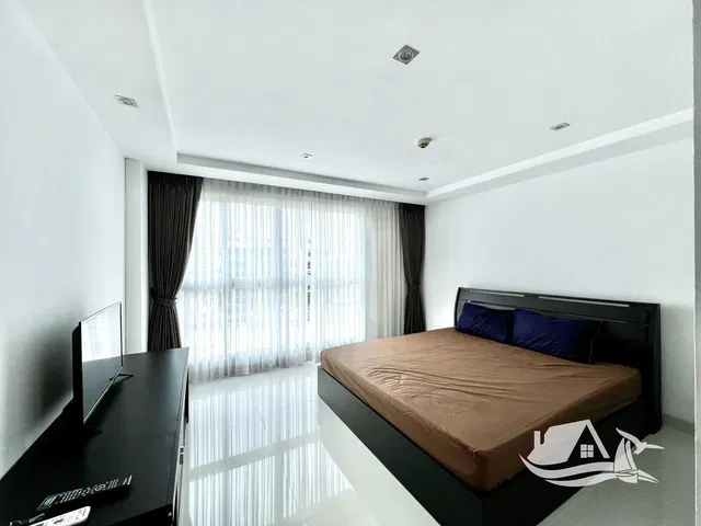 Kuchnia; sprzęt kuchenny, podłoga drewniana, światło dzienne, styl nowoczesny