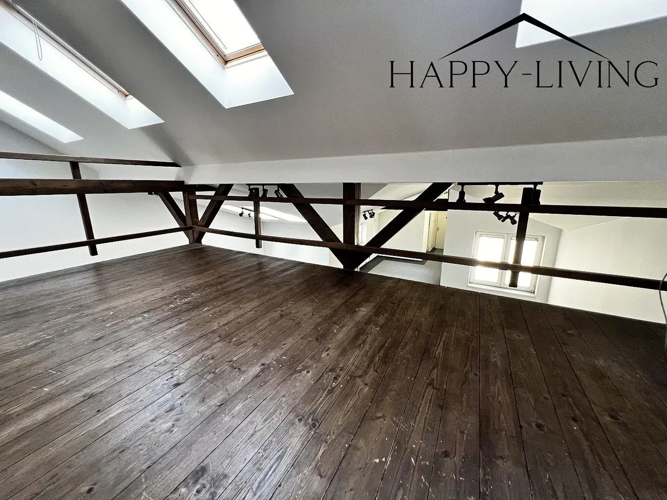 Cozinha; eletrodomésticos, chão de madeira, luz natural, estilo moderno