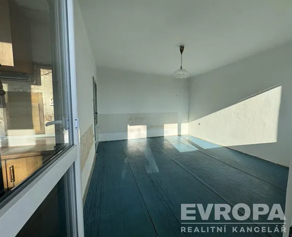 Cucina; elettrodomestici, pavimento in legno, luce naturale, stile moderno
