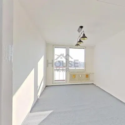 Кухня; кухненски уреди, дървен под, естествена светлина, модерен стил