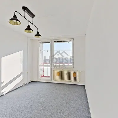 Кухня; кухненски уреди, дървен под, естествена светлина, модерен стил