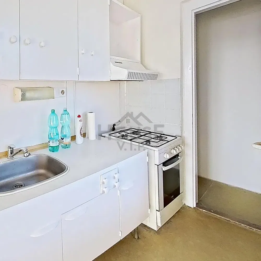 Кухня; кухненски уреди, дървен под, естествена светлина, модерен стил